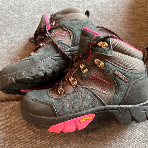 Brand new Waterproof hiking boots - kids - Picture 2 of 5